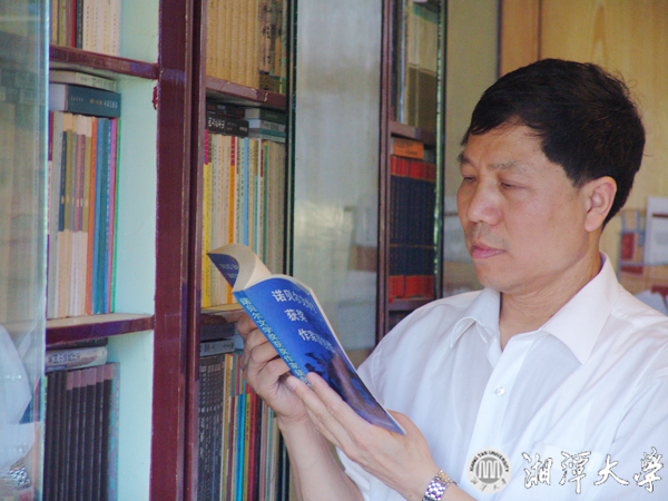 第一張:團隊負責人:季水河教授,國家教學名師、全國優秀教師、國家社科基金學科評審組專家 拷貝.jpg